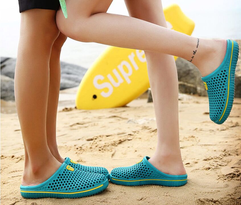 Um einer Pilzinfektion vorzubeugen, müssen Sie beim Strandspaziergang Hausschuhe tragen. 